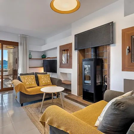 La Gola Apartment, First-line Beachfront, Newly Refurbished Apartment
