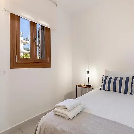 Lejlighed La Gola Apartment, First-line Beachfront, Newly Refurbished *